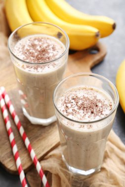 Bardaklarda muz kokteyli