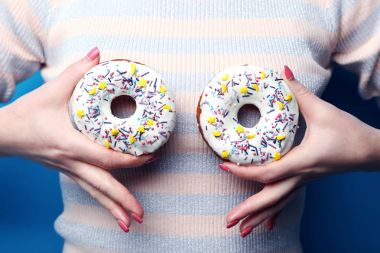 Erkek holding donuts eller 