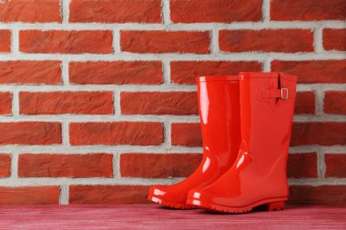 Kırmızı lastik çizme