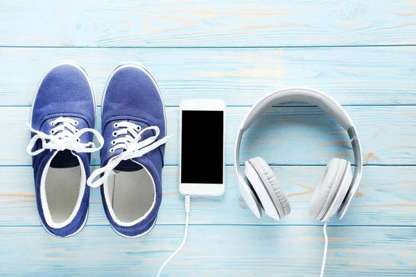 Sport shoes with smartphone and headphones — Stock Photo, Image