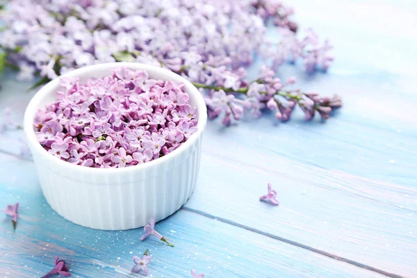 Lilac flowers in bowl — Stock Photo, Image