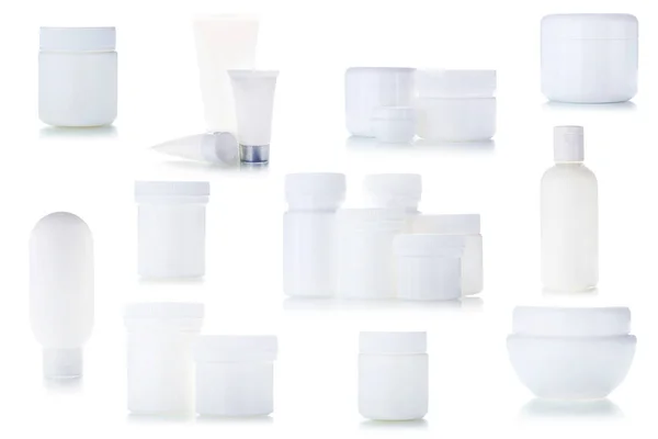 Garrafas cosméticas em um fundo branco — Fotografia de Stock