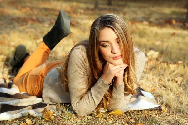 Vacker ung flicka i höst park, utomhus — Stockfoto