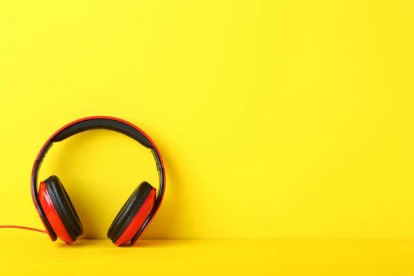 Сучасні червоний навушники — стокове фото