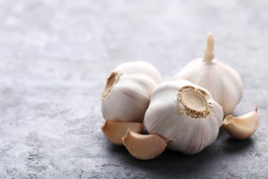 Tahta masada sarımsak.