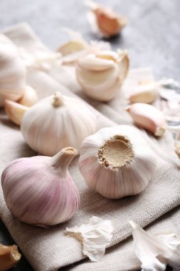 Tahta masada sarımsak.