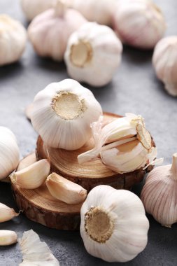 Tahta masada sarımsak.