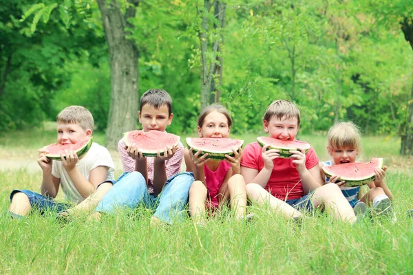 Anak-anak dengan irisan semangka — Stok Foto