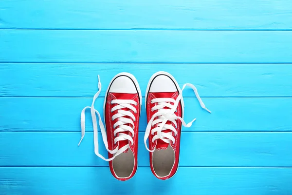 Bir çift kırmızı spor ayakkabı. — Stok fotoğraf