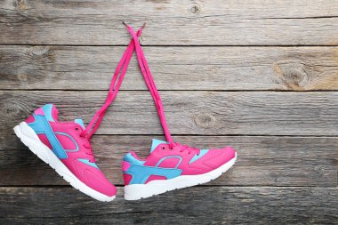 Pembe spor ayakkabı 