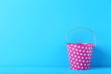 Beyaz noktalar ile pembe kova