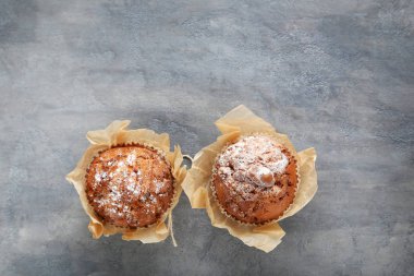 Ahşap masa üzerinde lezzetli muffins