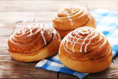 Peçete ile tarçınlı çörek