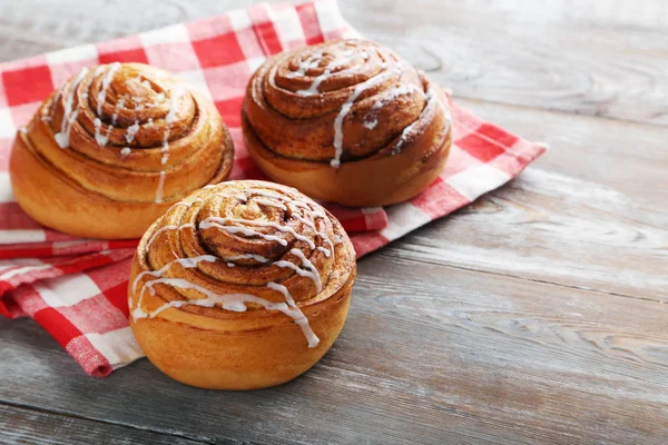 Cinnamon buns with napkin — Stock Photo, Image