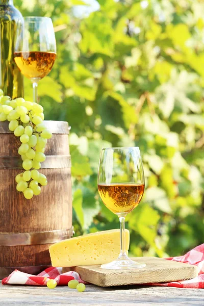 Σταφύλια και κρασί σε ποτήρια με τυρί στο τραπέζι — Φωτογραφία Αρχείου