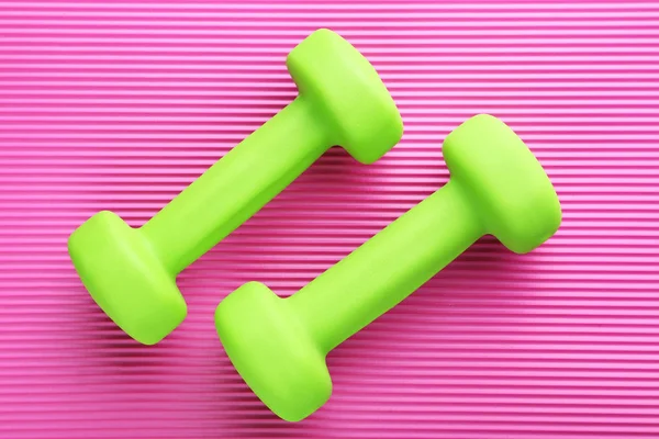 Gröna fitness hantlar — Stockfoto