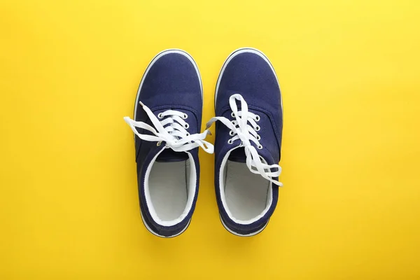 Blauwe sportschoenen — Stockfoto