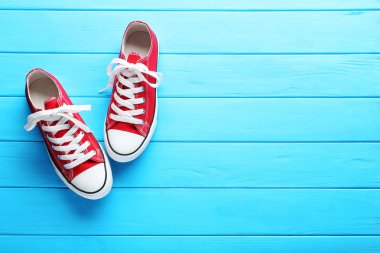 Bir çift kırmızı spor ayakkabı.