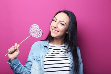 Lolipop pembe bir arka plan üzerinde olan kadın