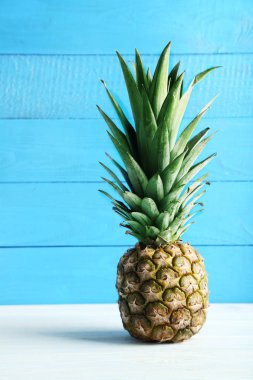 Beyaz masa üzerinde olgunlaşmış ananas
