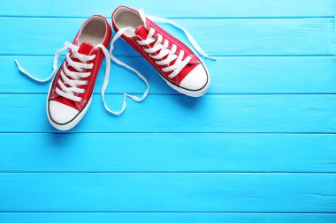 Bir çift kırmızı spor ayakkabı.