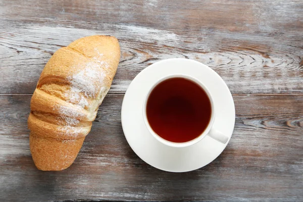 Croissant fresco con taza de té — Foto de Stock