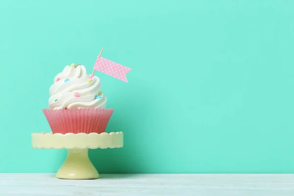 Sabroso cupcake en pie de pastel — Foto de Stock