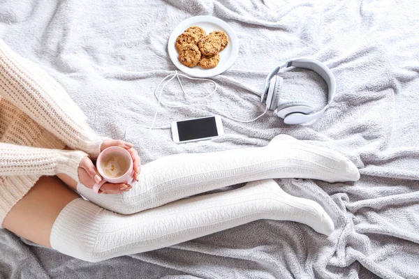 Csésze kávé ül az ágyon nő — Stock Fotó