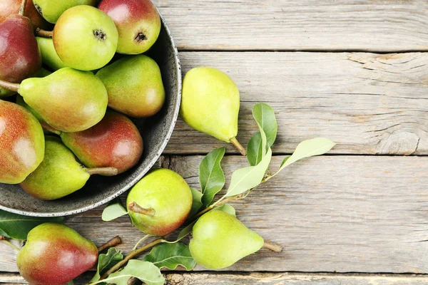 Pere mature su tavola grigia — Foto Stock