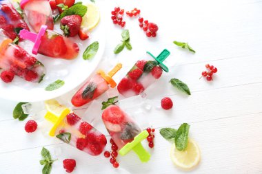 Çilek ve nane yaprakları ile popsicles