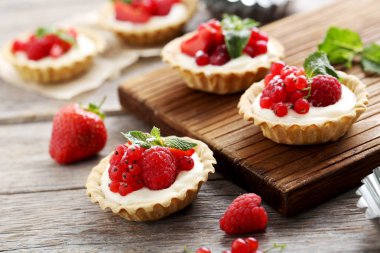 Tatlı tartlets çilek ile
