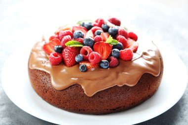 Ev yapımı çikolatalı kek çilek ile