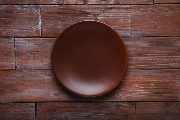 Placa vazia na mesa marrom — Fotografia de Stock