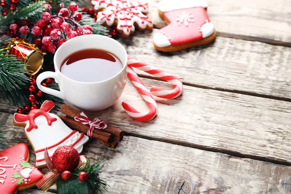 Galletas de Navidad con taza de té —  Fotos de Stock