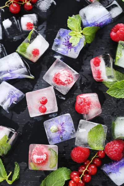 Ледяные кубики с малиной и листьями мяты — стоковое фото