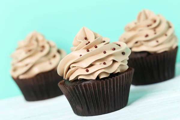 Saborosos cupcakes na mesa de madeira — Fotografia de Stock