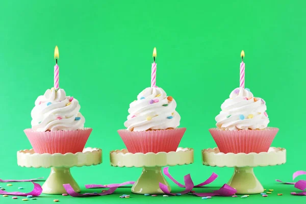 Sabrosos cupcakes con velas — Foto de Stock