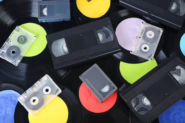 Vinyl mit Video- und Musikbändern — Stockfoto