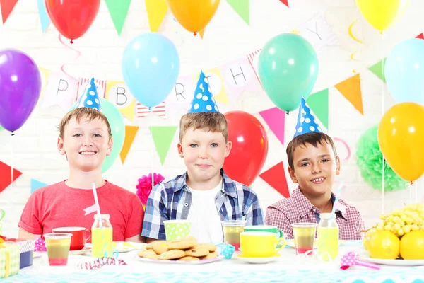 Felices niños teniendo — Foto de Stock