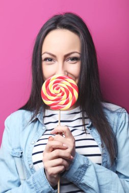 Lolipopu olan genç bir kadın. 