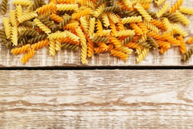 Tablo üzerinde sarmal makarna