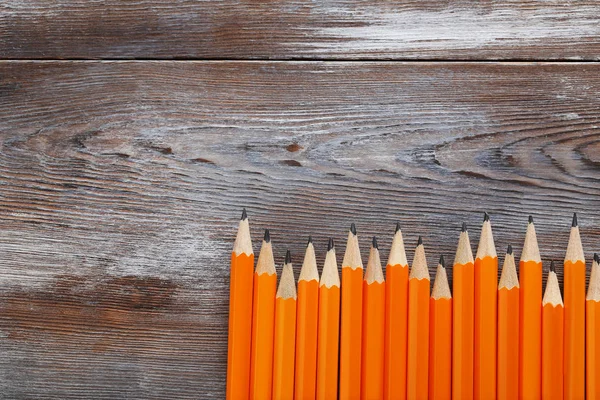 Crayons jaunes en rangée — Photo