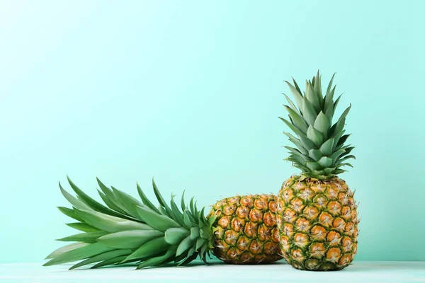 Twee rijpe ananas — Stockfoto