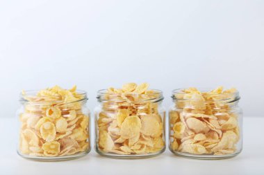 Kavanozların içinde Mısır gevreği