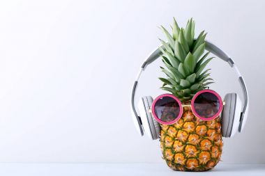 Kulaklıklar ile olgun ananas