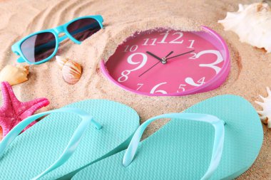 flip flop, güneş gözlüğü ve sahilde deniz kabuklarını saat 