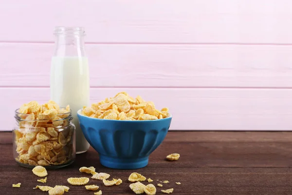Copos de maíz y botella de leche — Foto de Stock