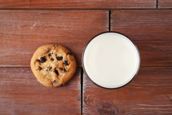 用杯牛奶巧克力曲奇饼干 — 图库照片