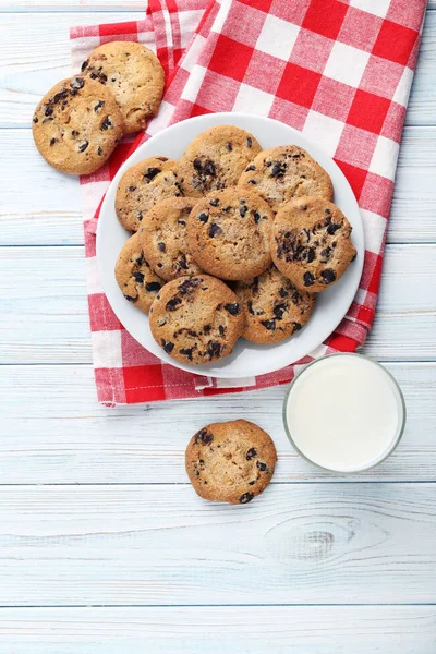 Печиво з шоколадними чіпсами зі склянкою молока — стокове фото