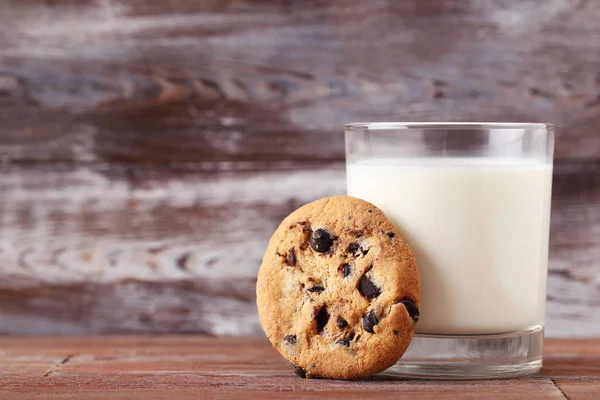 Chocolate chip cookie with glass of milk — Stock Photo, Image